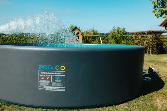 Piscine iPoolgo Circle noire dans un jardin